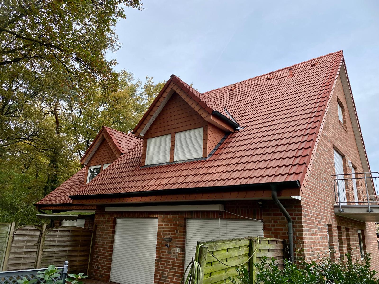 Nachher-Zustand: Die Dachfl&auml;che ist komplett gereinigt und wirkt optisch wie neu gedeckt.