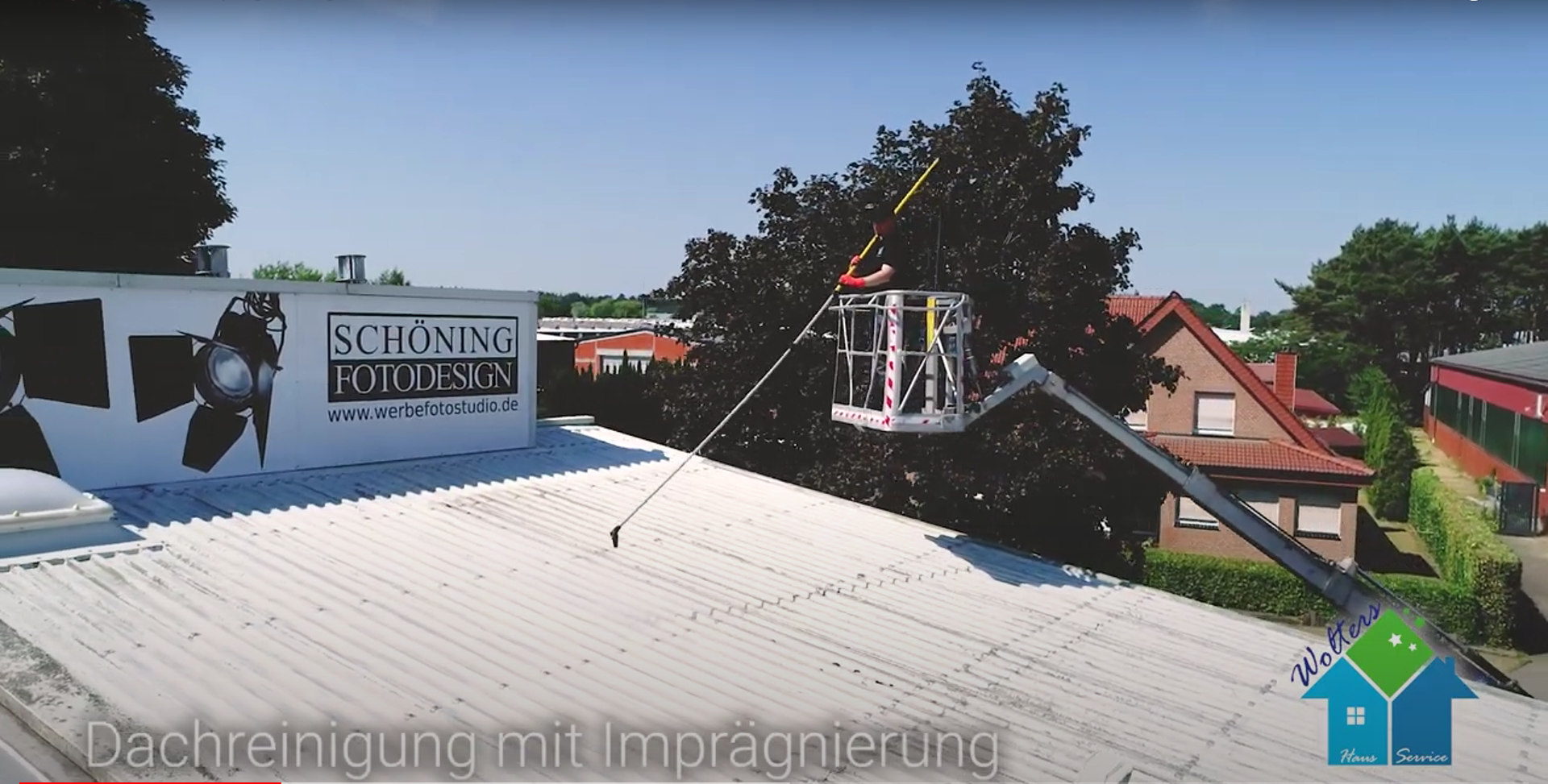 Einsatz der Teleskoplanze an der Dachkante zur gr&uuml;ndlichen Tiefenreinigung.